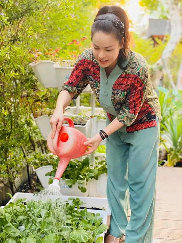 Nữ diễn viên cũng tận dụng khoảng sân rộng nhà mình để trồng một vườn rau nhỏ.