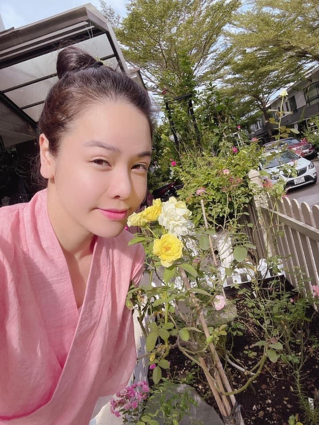 Các loại hoa đủ màu đua nhau khoe sắc.