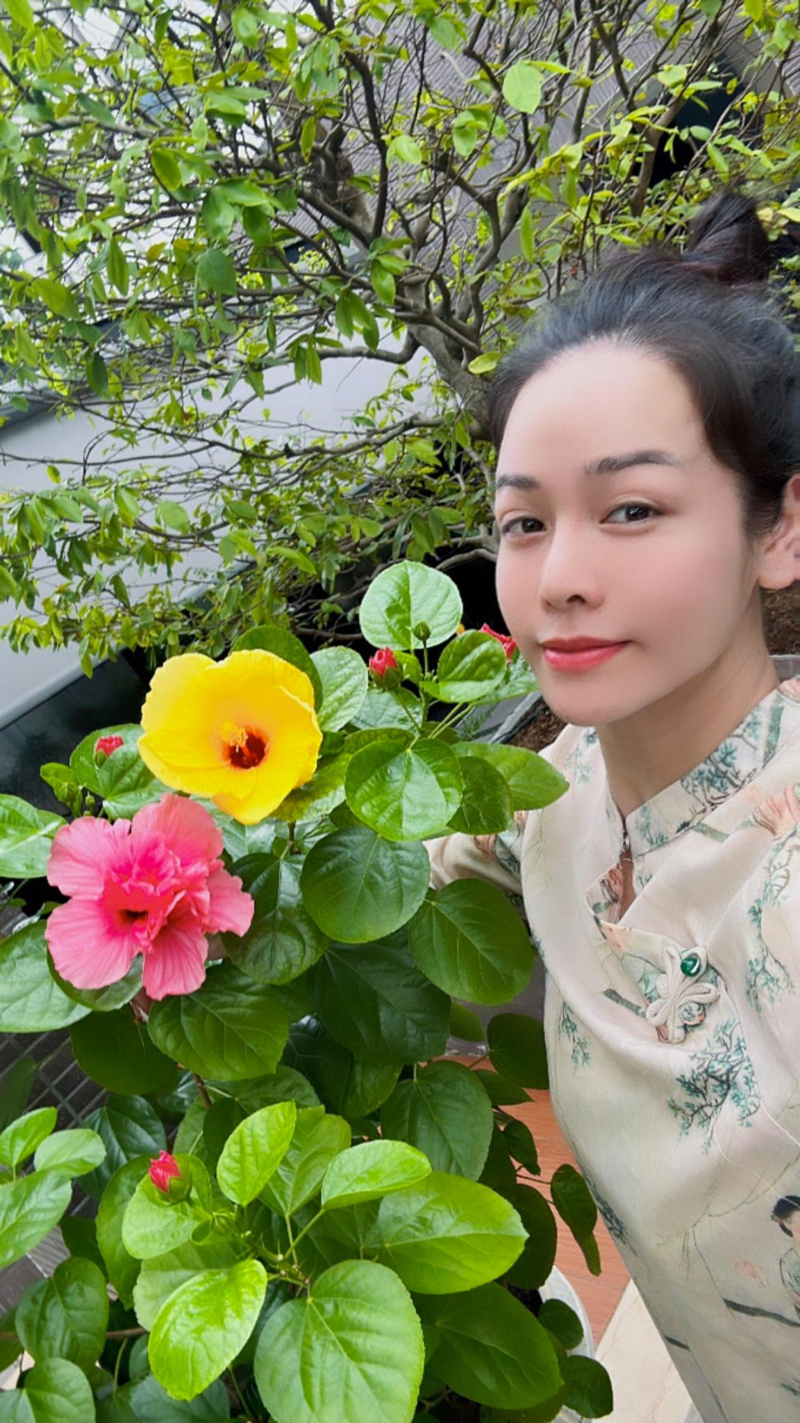 Trong sân vườn, Nhật Kim Anh trồng rất nhiều hoa.