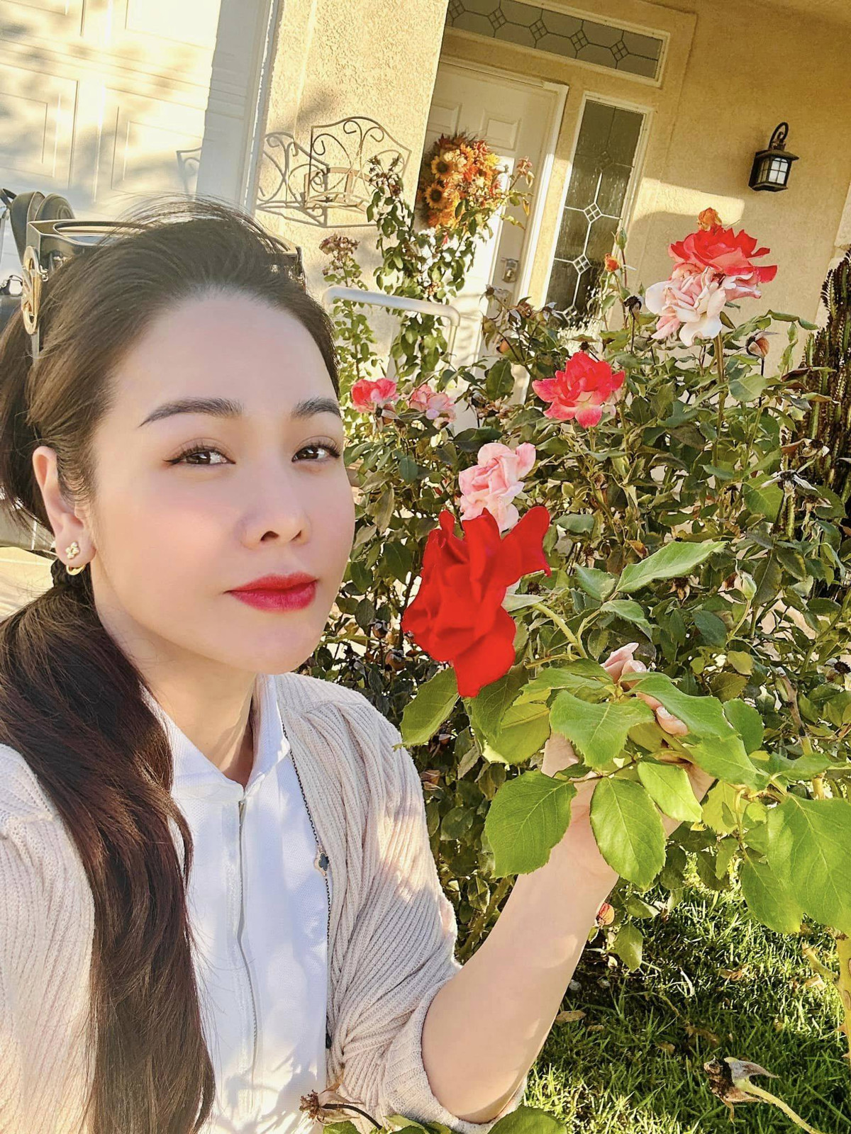 Trong khi chồng cũ đã tìm được hạnh phúc mới, diễn viên Nhật Kim Anh vẫn kín tiếng trong chuyện tình cảm. Nữ diễn viên tập trung phần lớn thời gian cho kinh doanh, hoạt động nghệ thuật và quây quần bên con trai.