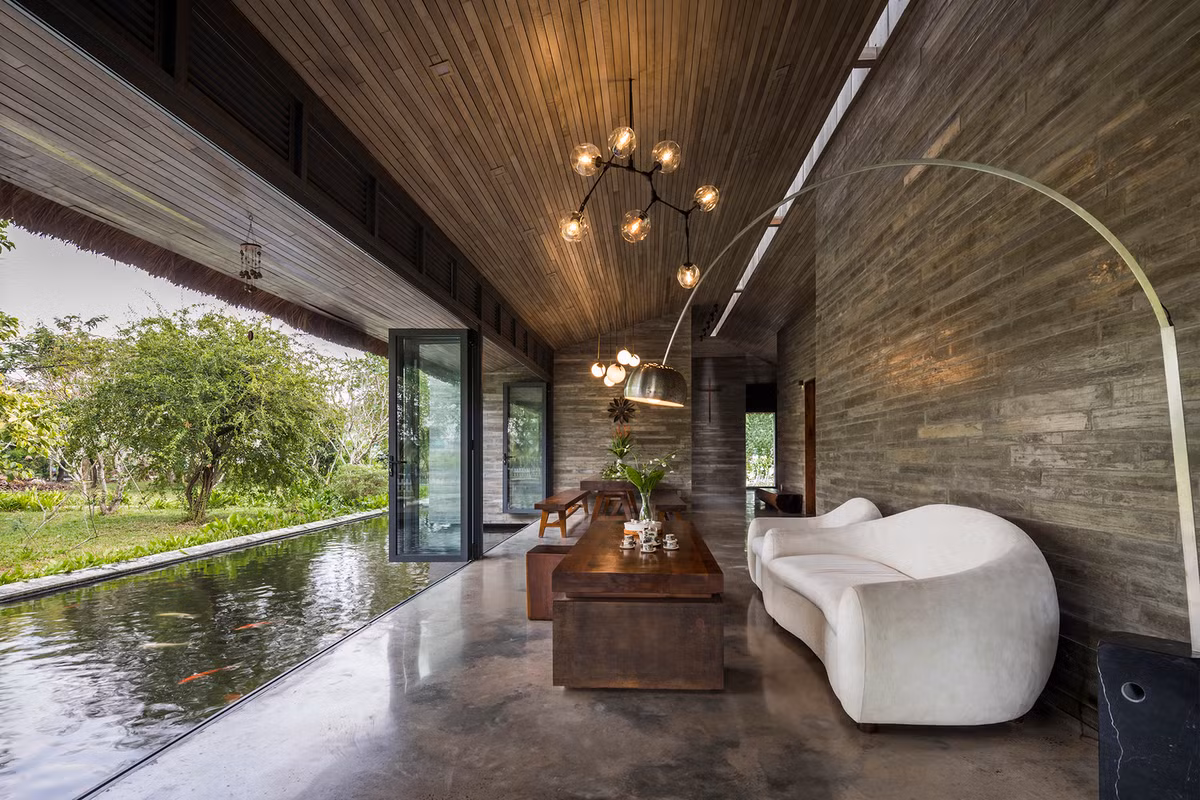 Sàn nhà bằng bê tông, không lót gạch thô mộc nhưng tạo nét gần gũi của vùng làng quê yên bình.