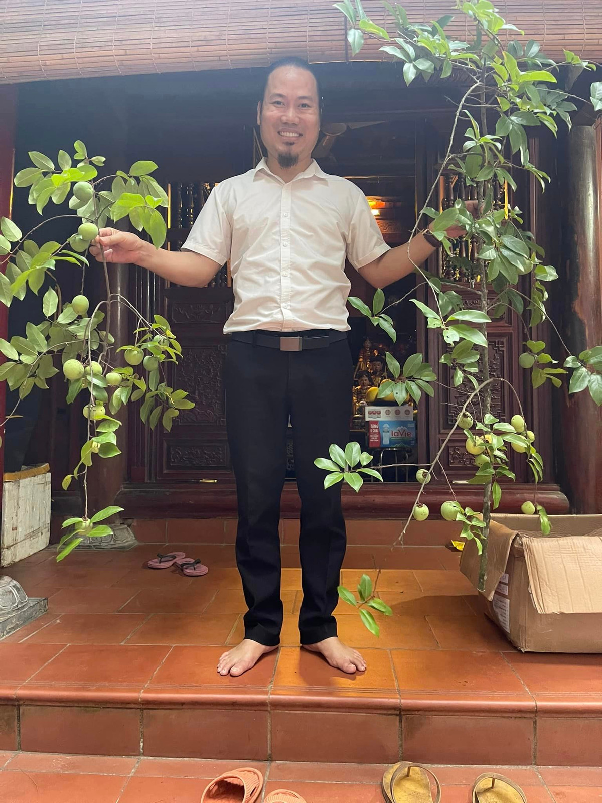 Đặc biệt, toàn bộ công trình được làm bằng các loại gỗ quý như lim, cẩm lai, sến... Ảnh: FBNV