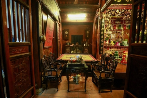 Chiếc sập phía trước gian thờ bằng gỗ mít rừng giá trị khoảng 300 triệu đồng. Ảnh: Dân trí