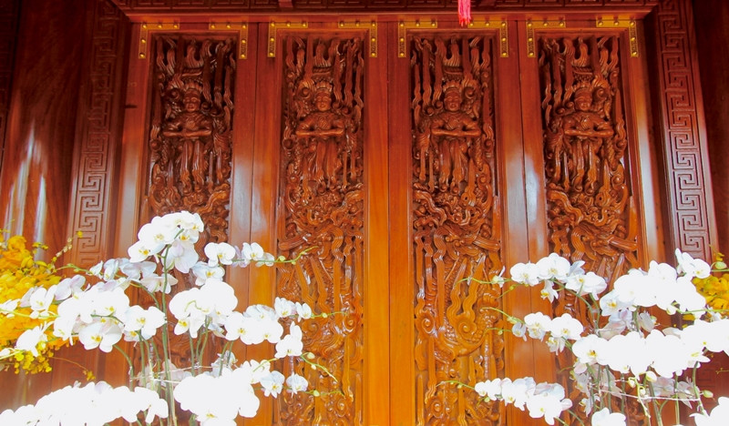 Những bộ cánh cửa được đục nguyên khối dày 12 cm, rộng 70cm, Vượng Râu muốn lưu lại cho đời sau. Ảnh: FBNV