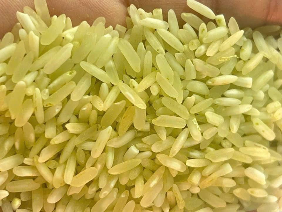 Theo quy định, các sản phẩm trước khi đưa ra ngoài thị trường để lưu thông, phải đảm bảo các điều kiện cơ bản về an toàn thực phẩm, quy chuẩn chất lượng phải được công bố...Vì vậy, người dân cần cẩn trọng khi mua gạo Séng Cù xanh. Ảnh: Facebook