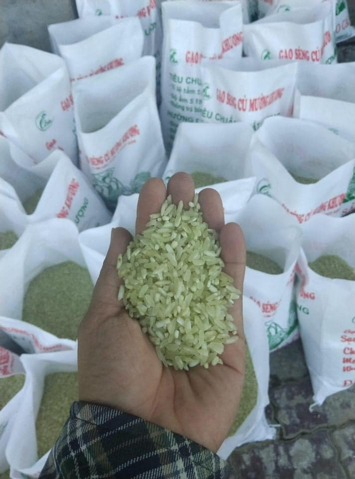 Nhiều đầu mối bán nông sản tại Hà Nội thấy gạo Séng Cù xanh sốt rần rần nên chị tranh thủ tìm mối bỏ sỉ ở trên Tây Bắc để nhập về bán.