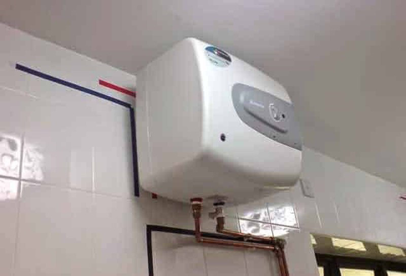 Công suất của bình nóng lạnh rất lớn, có thể dao động trong khoảng 896W đến 3.000W tùy vào dung tích. Ước tính, các gia đình bật trung bình 1 tiếng/ ngày, mức tiêu thụ vào khoảng 70-80 số điện/tháng. Ảnh: Dangcongsan