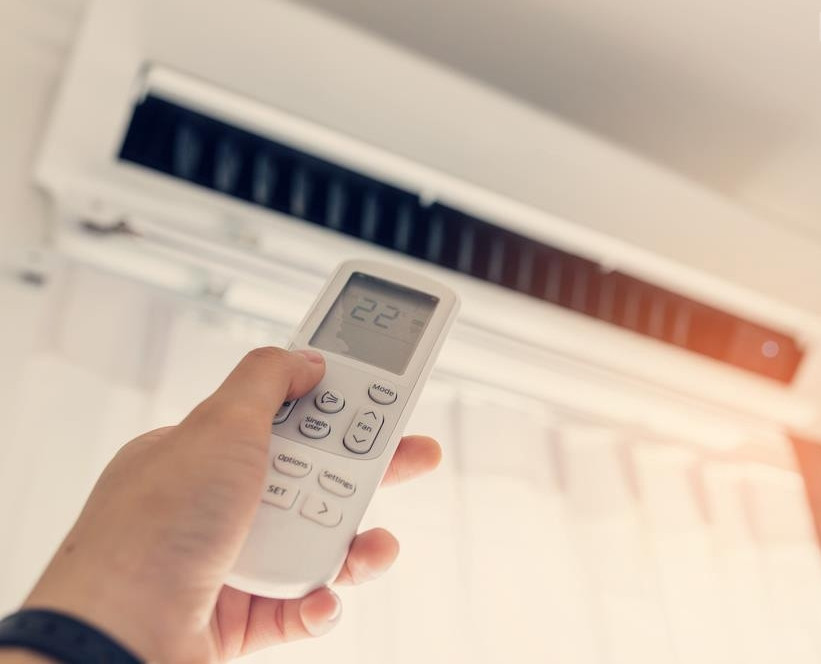 Khi dùng điều hòa để sưởi ấm, lượng điện năng tiêu thụ của điều hòa còn cao hơn gấp 2-3 lần so với khi làm mát. So với các thiết bị sưởi ấm khác, dùng điều hòa vào mùa đông cũng tốn điện hơn nhiều. Ảnh: Eshops