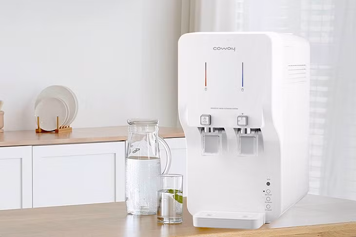 Cây nước nóng lạnh cũng là thiết bị rất tiện dụng. Nhiều gia đình bật cây nước nóng cả ngày để tiện có nước nóng sử dụng bất cứ lúc nào. Ảnh: Internet