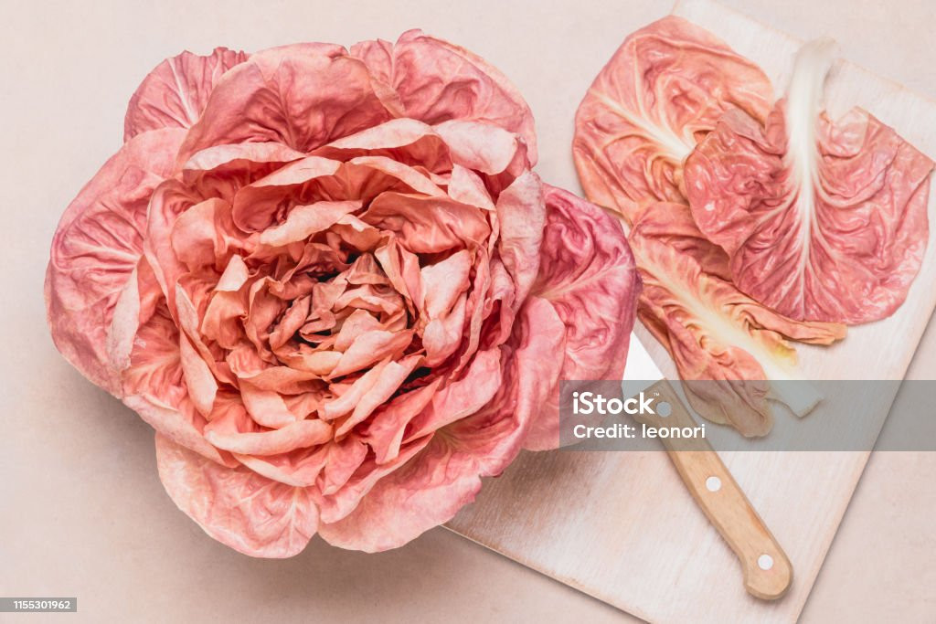 Trong khi rau diếp xanh thông thường có giá bán dưới 1 USD (khoảng 23.000 đồng) mỗi kg thì giá của rau diếp hồng lên tới hơn 20 USD/kg (tương đương khoảng 500.000 đồng). Ảnh: iStock