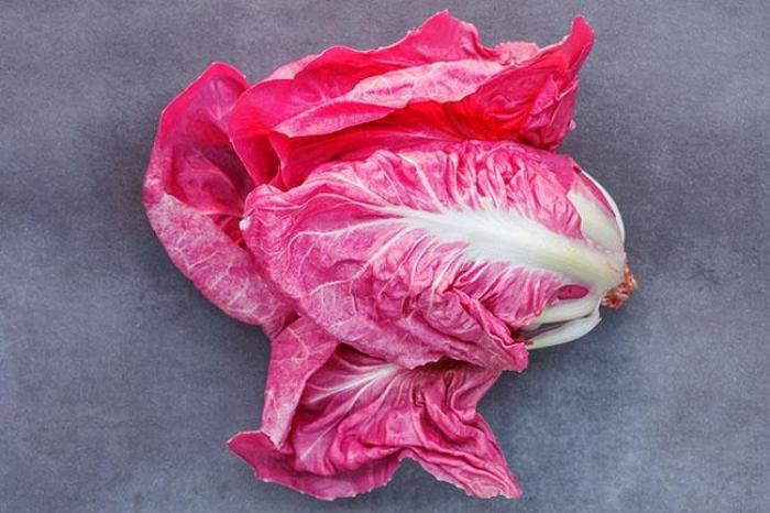 Được trồng tự nhiên nhưng rau diếp hồng cần kỹ thuật chăm sóc đặc biệt, từ đó khiến nó mang màu sắc ánh hồng thay vì màu xanh truyền thống. Ảnh: Getty