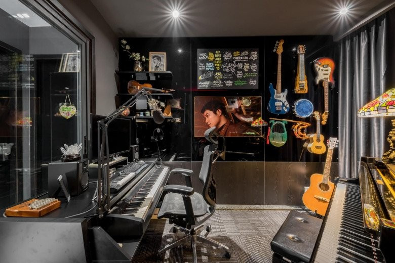 Phòng làm việc của nam nhạc sĩ trưng bày nhiều nhạc cụ với màu sắc vui mắt. Ảnh: chụp màn hình