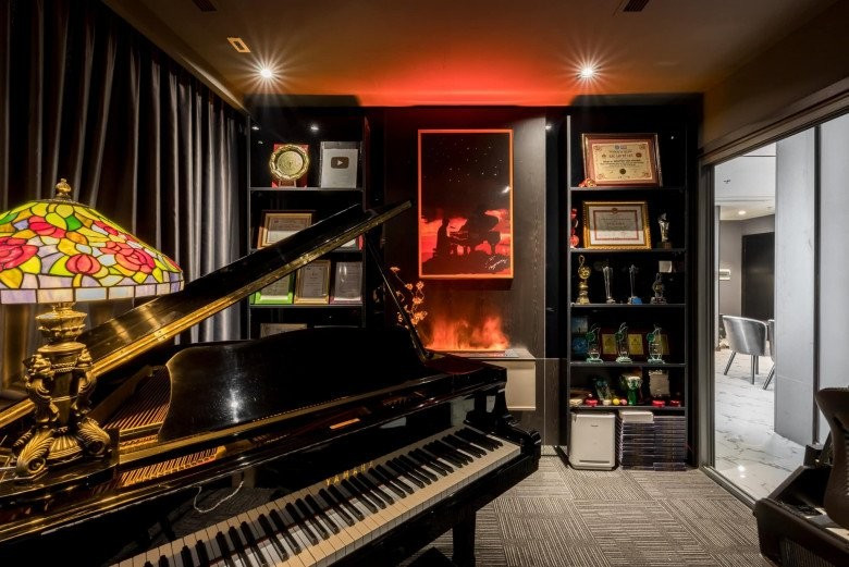 Gian phòng mang đậm tính nghệ thuật là nơi giúp nghệ sĩ thăng hoa trong sáng tác. Ảnh: chụp màn hình