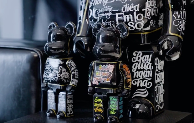 Điều đặc biệt trong căn hộ của nhạc sĩ Nguyễn Văn Chung là các món đồ trang trí. Ảnh: chụp màn hình