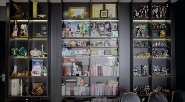 Chiếm không gian khá lớn là khu vực trưng bày đĩa CD, bao gồm các bài hát đầu tiên mà anh sáng tác. Ảnh: chụp màn hình