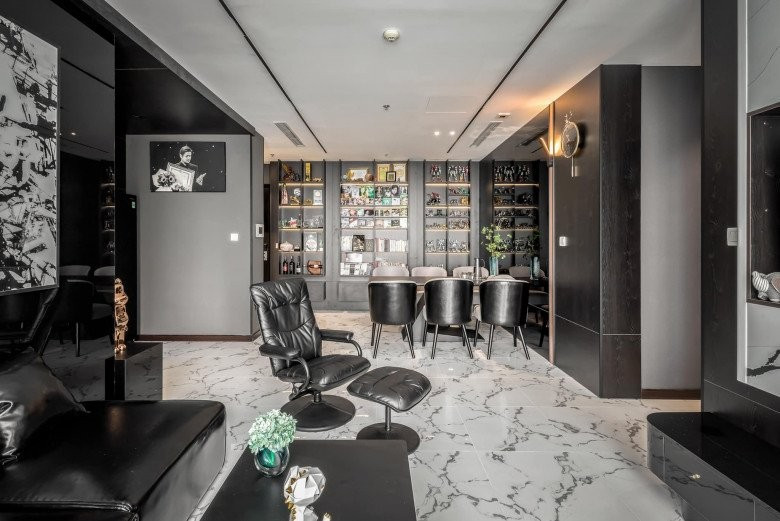 Căn nhà của nhạc sĩ Nguyễn Văn Chung rộng 100m2, được bao phủ bởi tone màu đen cá tính, gồm 2 phòng ngủ và 1 phòng làm việc. Ảnh: Giadinhxahoi