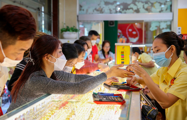 Giá vàng có thể tăng lên 74 triệu đồng/lượng: Nên mua vào hay bán ra? Gia vang co the tang len 74 trieu dong/luong: Nen mua vao hay ban ra?