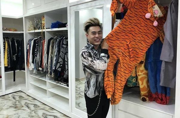 Bảo Lâm dành hẳn một không gian riêng ở tầng 2 để làm nơi chứa trang phục diễn. Ảnh: Yan