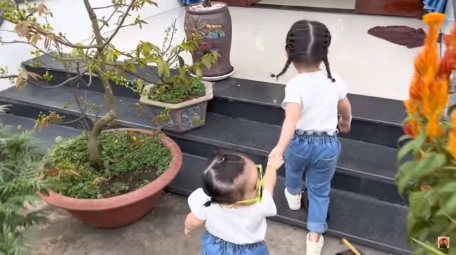 Bên cạnh đó, Lê Dương Bảo Lâm cũng lo cho bố mẹ ở quê sung túc. Trong một clip đưa con gái về quê thăm ông bà, khán giả thấy được hình ảnh căn nhà bề thế nam diễn viên hài xây cho bố mẹ. Ảnh chụp màn hình