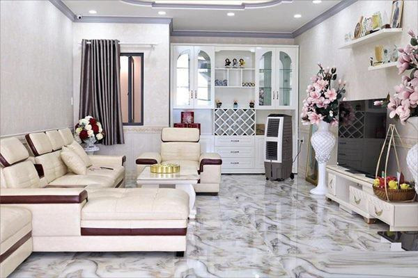 Phòng khách có gam màu trắng chủ đạo, là nơi trưng bày những cúp lưu niệm từ các chương trình nam diễn viên hài tham gia. Ảnh: Vietnamnet