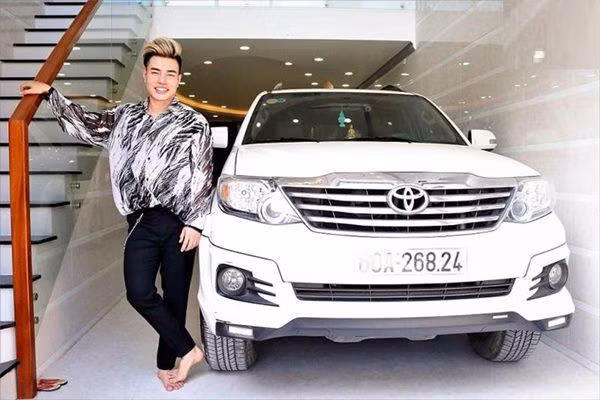 Tầng trệt được dùng là gara để xe. Ảnh: Yan