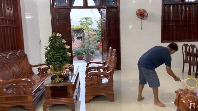 Trong nhà có nhiều phòng ăn lớn nhỏ, từ phòng khách đến phòng ăn dài cả chục mét. Toàn bộ nội thất trong nhà đều là đồ gỗ. Ảnh chụp màn hình