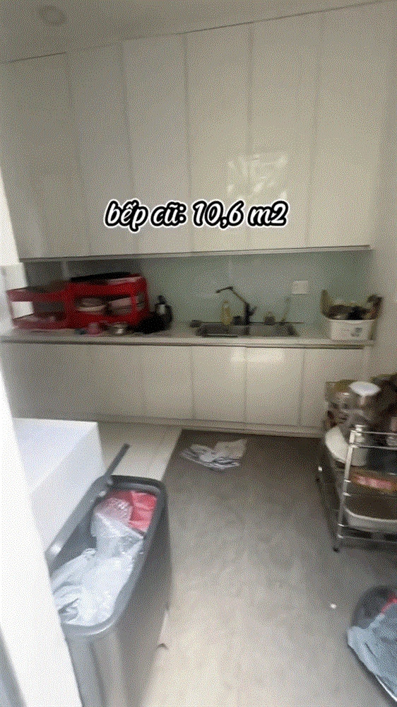 Tuy nhiên, Ngọc Trinh dường như vẫn chưa hài lòng với tổ ấm của mình. Vừa qua, Ngọc Trinh bất ngờ chia sẻ trên trang cá nhân việc tu sửa lại căn bếp với mục đích mở rộng diện tích sử dụng.