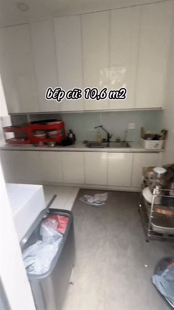 Tuy nhiên, Ngọc Trinh dường như vẫn chưa hài lòng với tổ ấm của mình. Vừa qua, Ngọc Trinh bất ngờ chia sẻ trên trang cá nhân việc tu sửa lại căn bếp với mục đích mở rộng diện tích sử dụng.