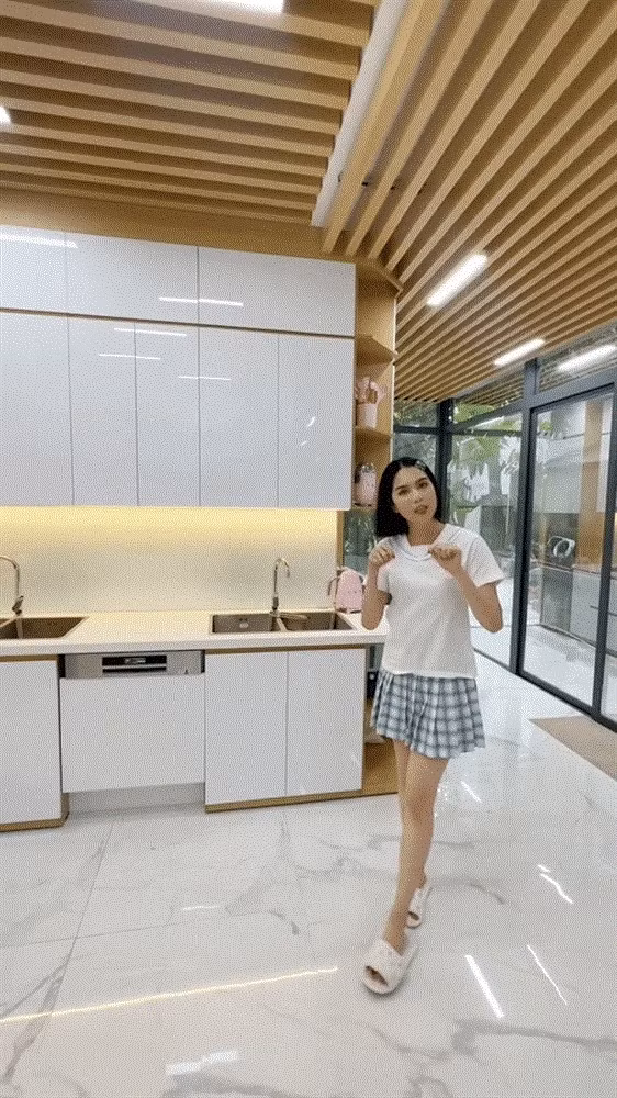 Căn bếp cũ khá nhỏ, chỉ khoảng 10,6m2. Vì thế, Ngọc Trinh thuê đơn vị thiết kế và quyết định đập một bức tường để mở rộng diện tích của phòng bếp gấp đôi, lên đến 23m2.