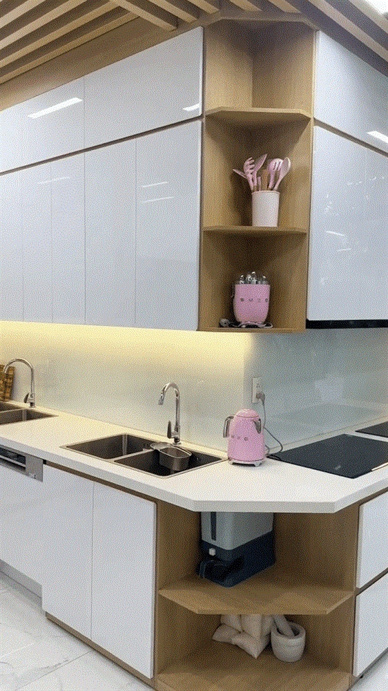 Thời gian cải tạo bếp của Ngọc Trinh kéo dài trong khoảng hơn 1 tháng. Khi hoàn thành, khu bếp "lột xác" hoàn toàn với gam màu trắng chủ đạo kết hợp nội thất gỗ.