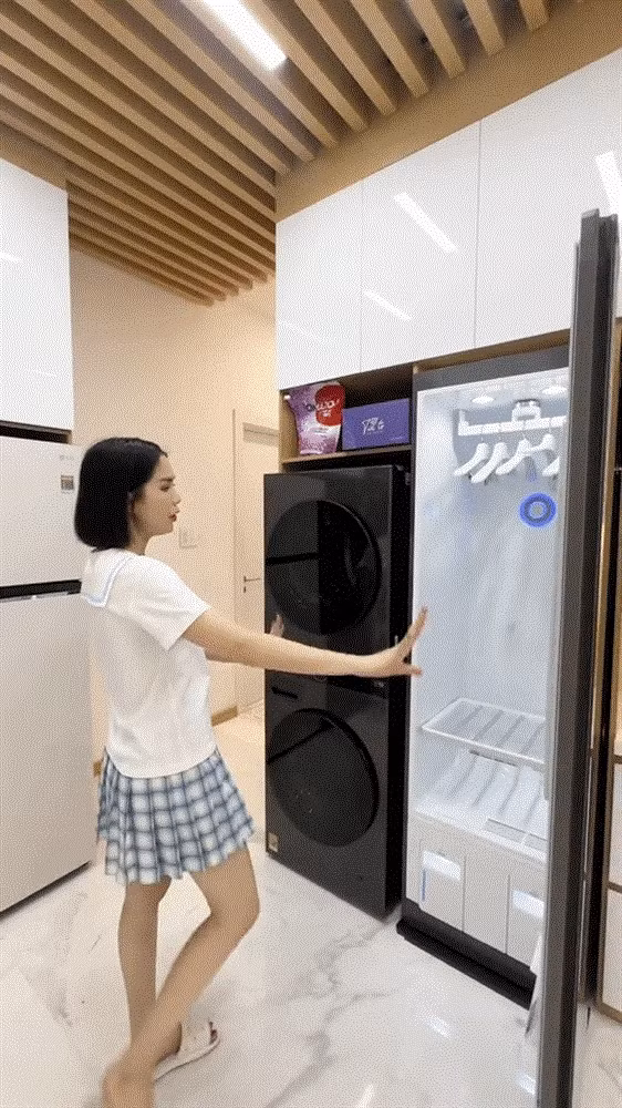 Mẫu máy hấp quần áo mà Ngọc Trinh trị giá khoảng 40 triệu đồng.