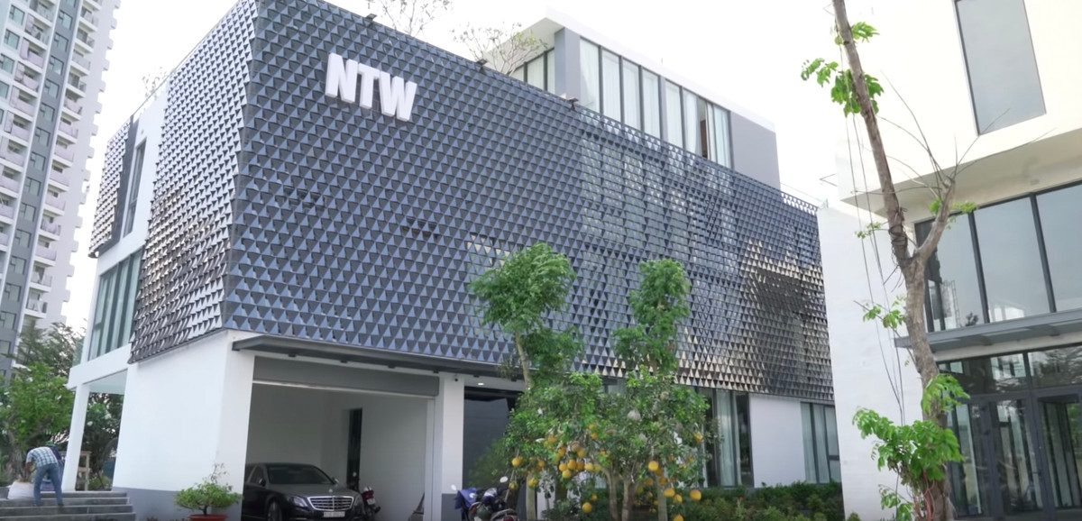 Năm 2019, Ngọc Trinh hoàn thành căn biệt thự trị giá 50 tỷ với diện tích "khủng" 800m2, tọa lạc tại quận 9, TP.HCM. Căn nhà xa hoa được chủ nhân đầu tư thiết kế và decor ấn tượng.