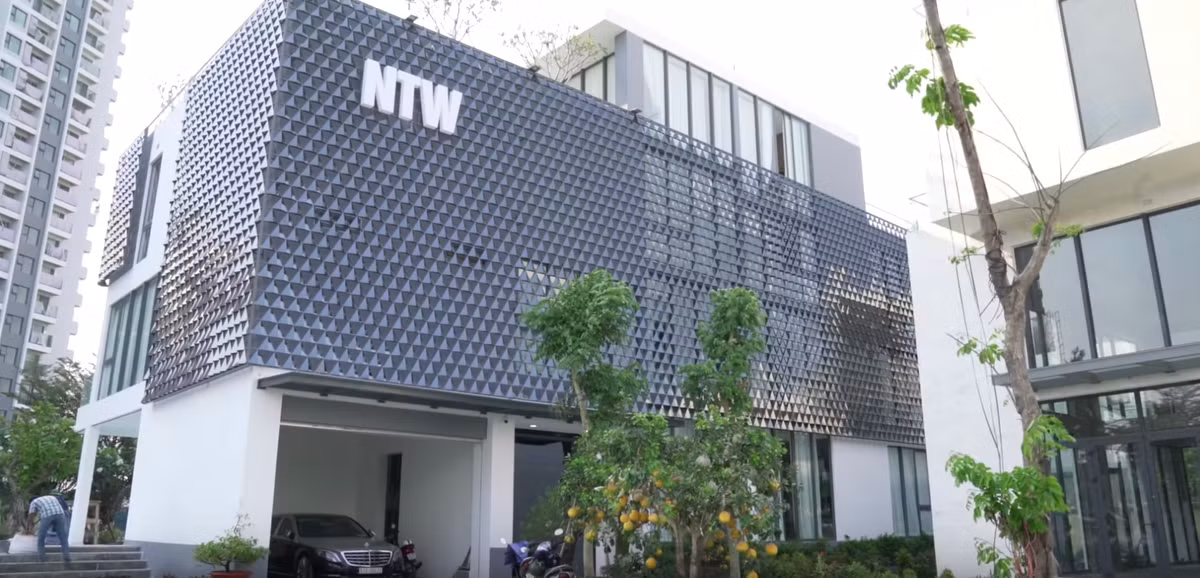 Năm 2019, Ngọc Trinh hoàn thành căn biệt thự trị giá 50 tỷ với diện tích "khủng" 800m2, tọa lạc tại quận 9, TP.HCM. Căn nhà xa hoa được chủ nhân đầu tư thiết kế và decor ấn tượng.