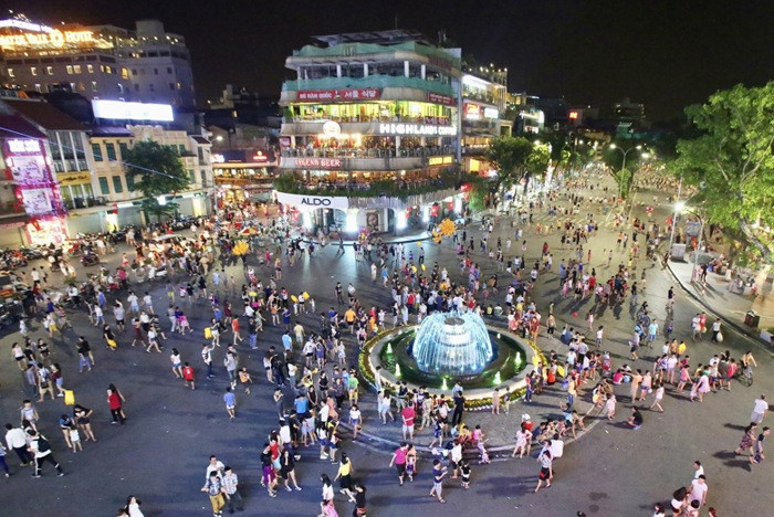 Pho di bo ho Hoan Kiem mo cua ‘xuyen’ Tet Duong lich 2024