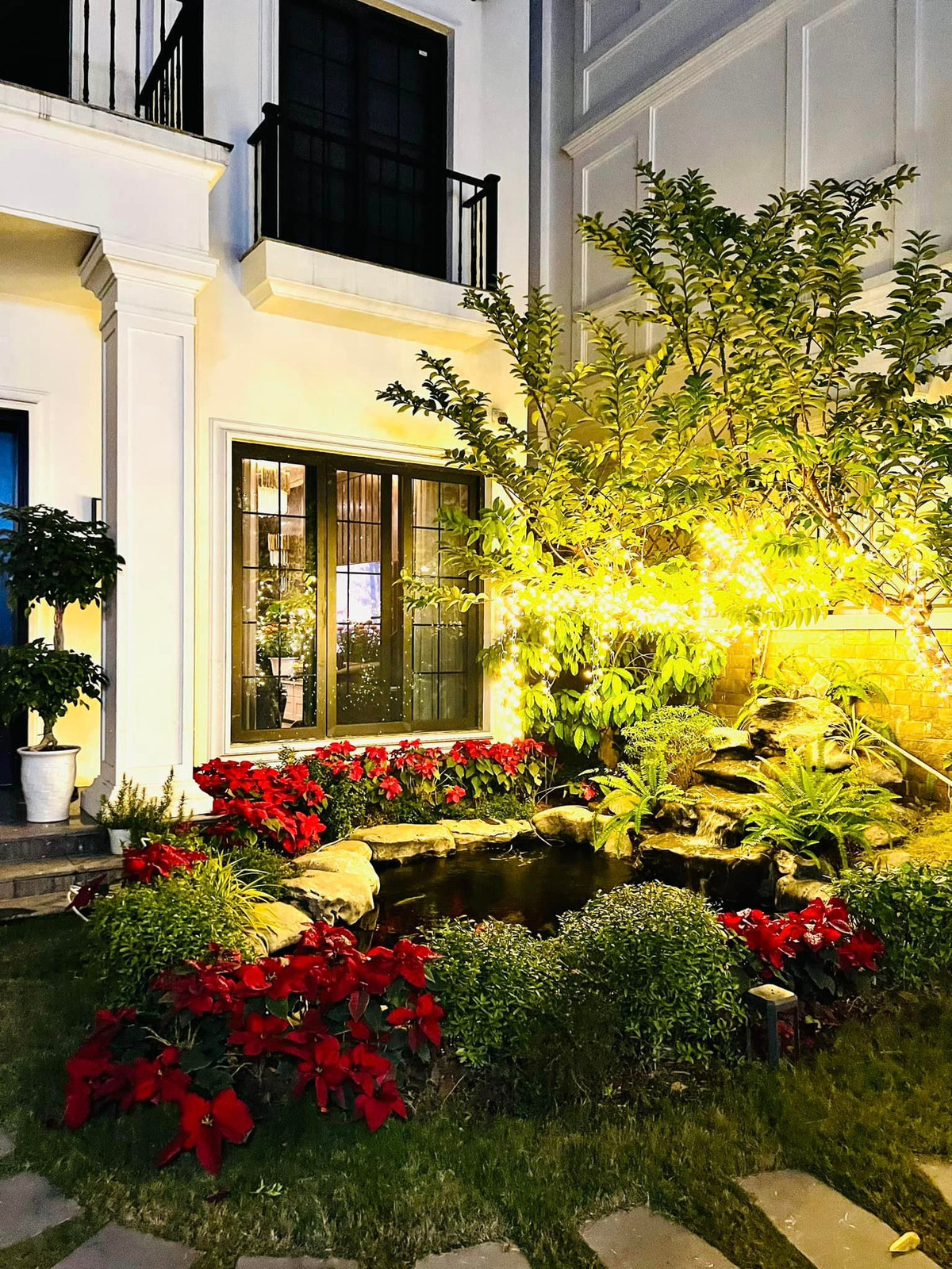 Căn biệt thự lung linh hơn dưới ánh đèn buổi tối. Nguồn ảnh: FBNV