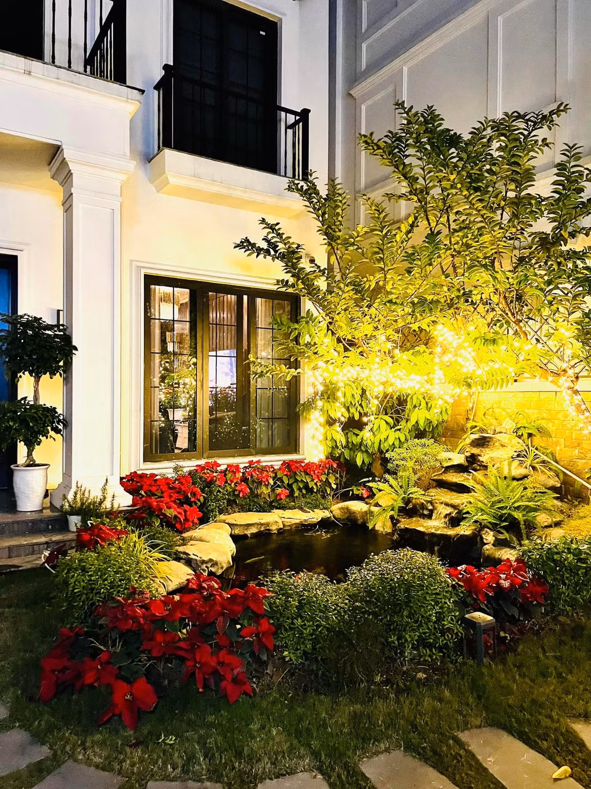 Căn biệt thự lung linh hơn dưới ánh đèn buổi tối. Nguồn ảnh: FBNV