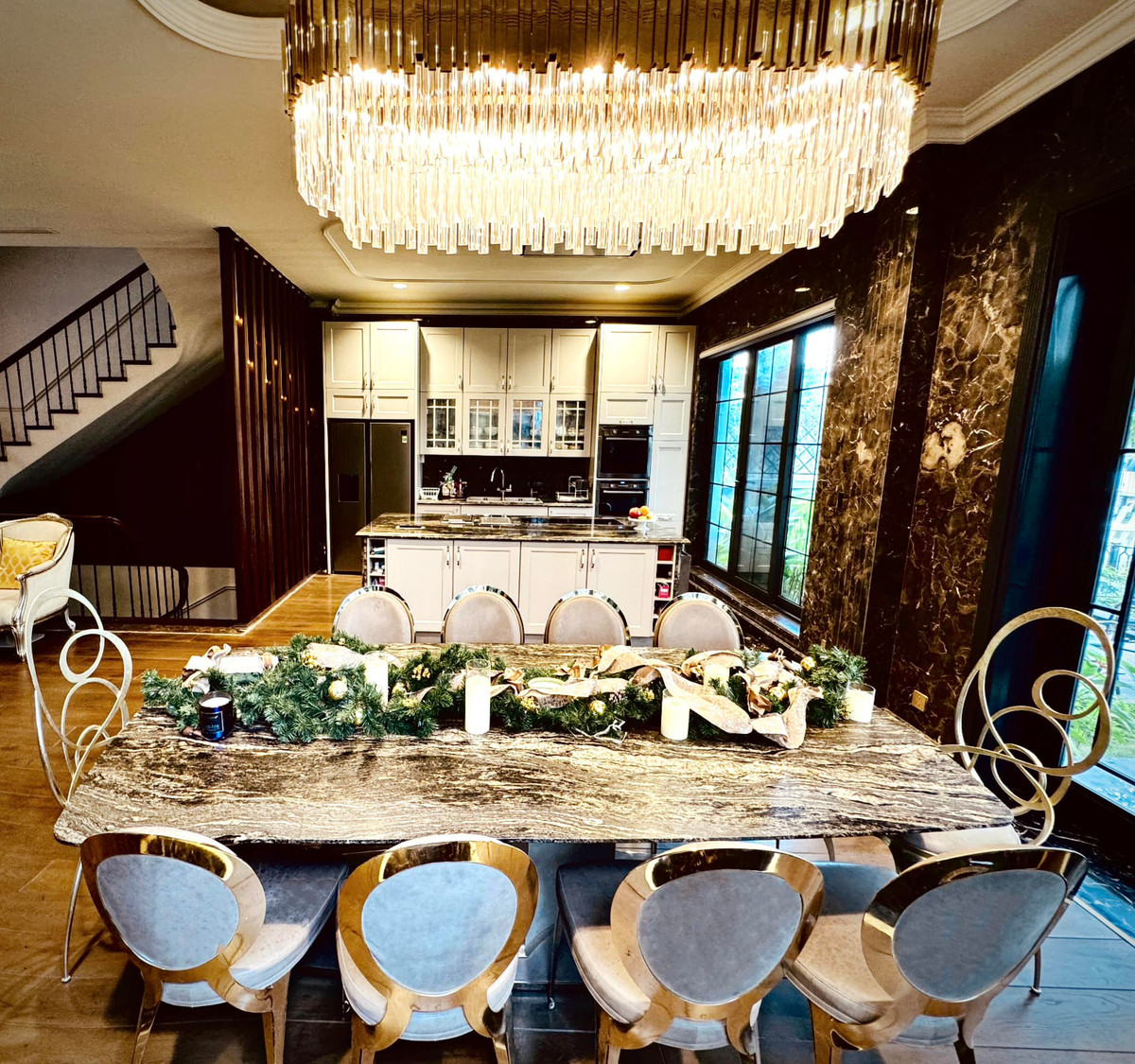 Sau khi trang trí Giáng sinh, biệt thự của Lã Thanh Huyền và chồng đại gia vô cùng lộng lẫy.