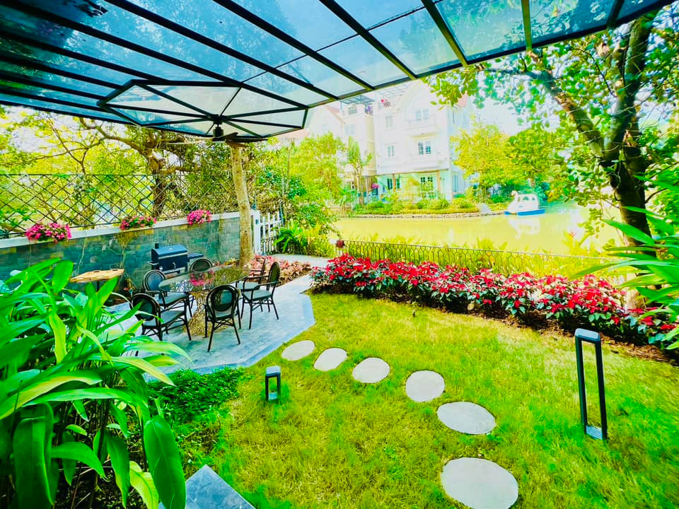 Trong sân vườn còn có bàn ghế ngồi thưởng trà, thư giãn.