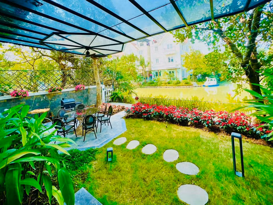 Trong sân vườn còn có bàn ghế ngồi thưởng trà, thư giãn.