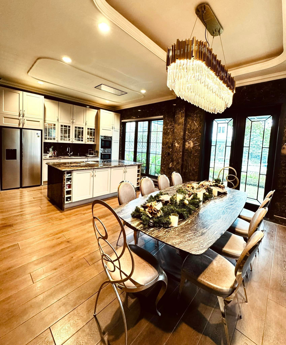 Căn biệt thự hạng sang của Lã Thanh Huyền có diện tích 450m2 và 150m2 sân vườn ở trung tâm Hà Nội.