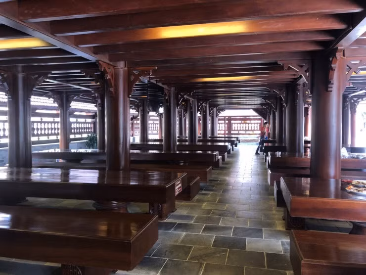 Không chỉ phục vụ khách du lịch tham quan, nhà sàn gỗ lim còn phục vụ thực khách với sức chứa từ 500 - 700 khách. Ảnh: Plo