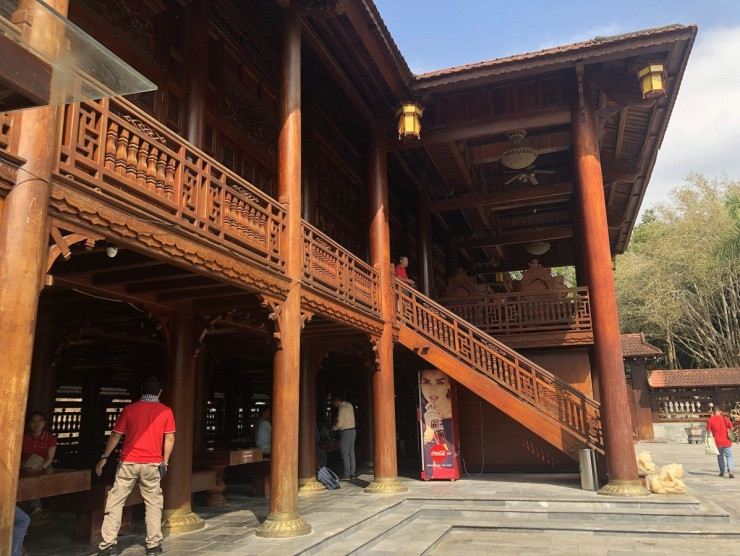 48 cột quân bao quanh có đường kính từ 35 - 40cm, cao 8m. Đế cột được đúc bằng đồng nguyên chất với khối lượng 3,5 tấn. Ảnh: Plo