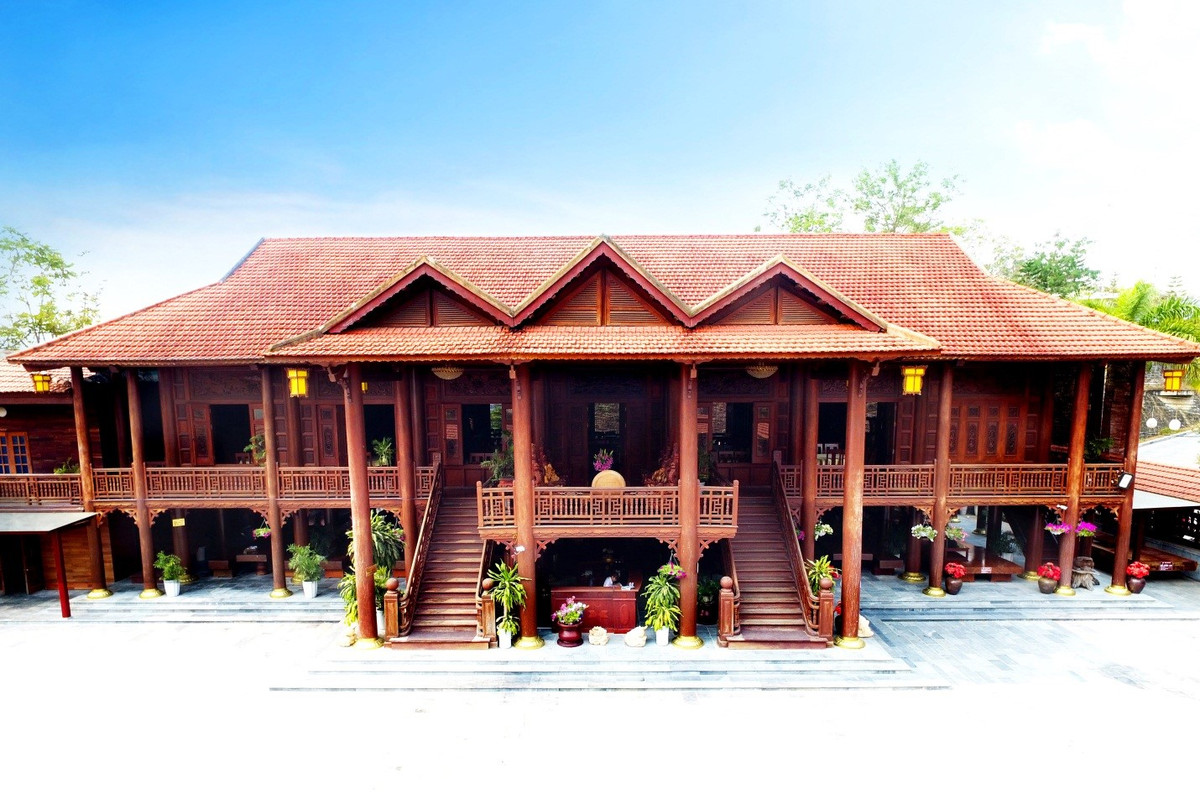 Thiết kế theo lối kiến trúc của đồng bào dân tộc Thái, nhà sàn lớn nhất Việt Nam gồm 7 gian khách, 3 gian mái, mỗi gian rộng 3,8 mét. Ảnh: Himlamresort