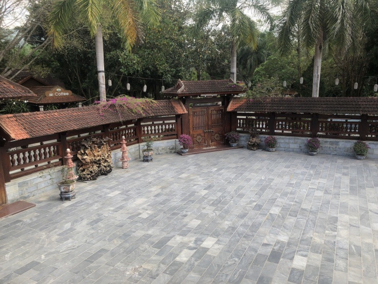 Trong khi đó, đá, gạch lát xây nhà sàn được mua vận chuyển từ Nghệ An ra. Ảnh: Plo