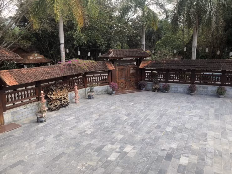 Trong khi đó, đá, gạch lát xây nhà sàn được mua vận chuyển từ Nghệ An ra. Ảnh: Plo