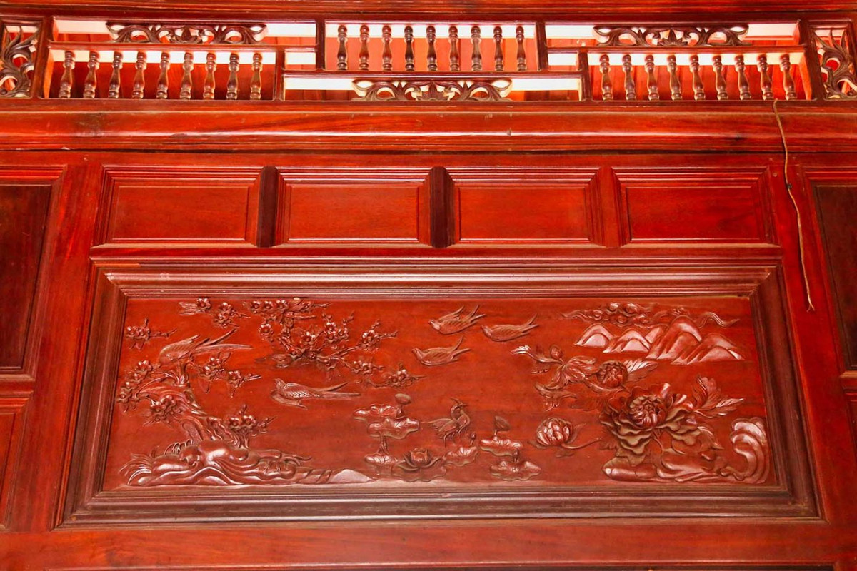 Các ô cửa tầng trên được trang trí bằng những bức tranh gỗ chạm trổ với nhiều hoa văn tinh xảo, công phu. Ảnh: SGtiepthi