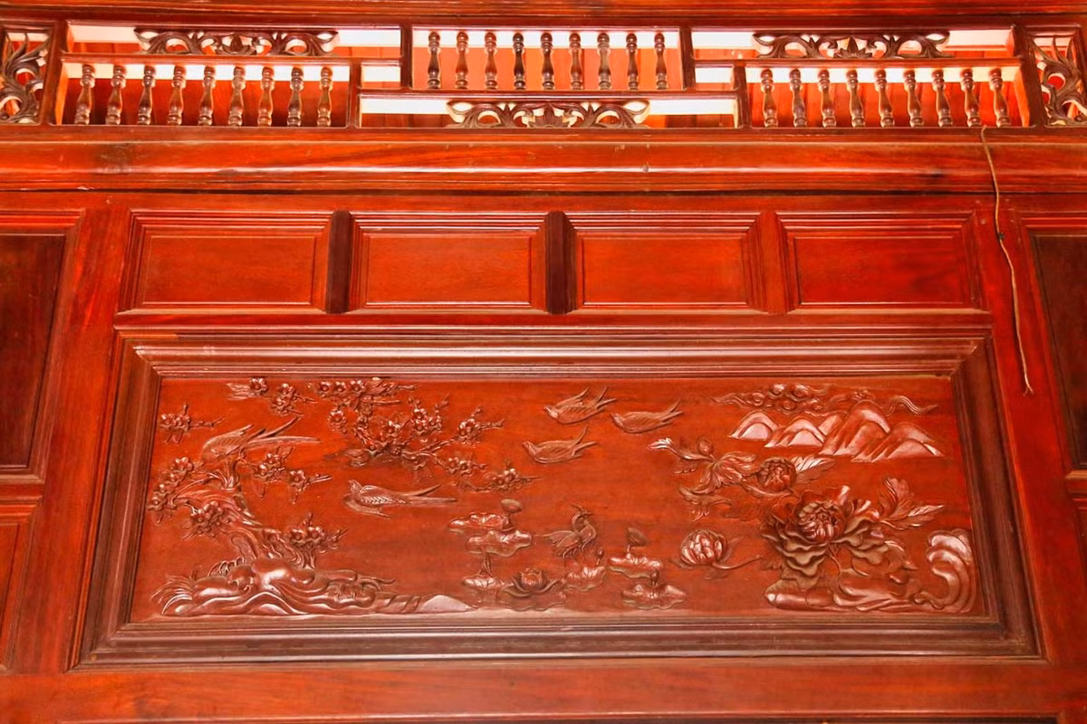 Các ô cửa tầng trên được trang trí bằng những bức tranh gỗ chạm trổ với nhiều hoa văn tinh xảo, công phu. Ảnh: SGtiepthi