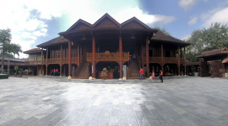 Nhà sàn lớn nhất Việt Nam làm bằng gỗ lim hoàn thành năm 2014 sau hơn 2 năm thi công từ 500 khối gỗ lim nguyên chất. Ảnh: Plo