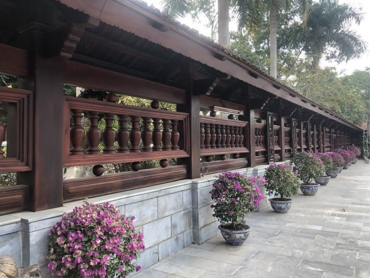 Hàng rào bao quanh khuôn viên nhà sàn được làm thành các con tiện đều đặn chắc chắn. Ảnh: Plo