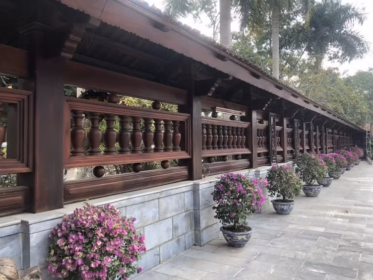 Hàng rào bao quanh khuôn viên nhà sàn được làm thành các con tiện đều đặn chắc chắn. Ảnh: Plo